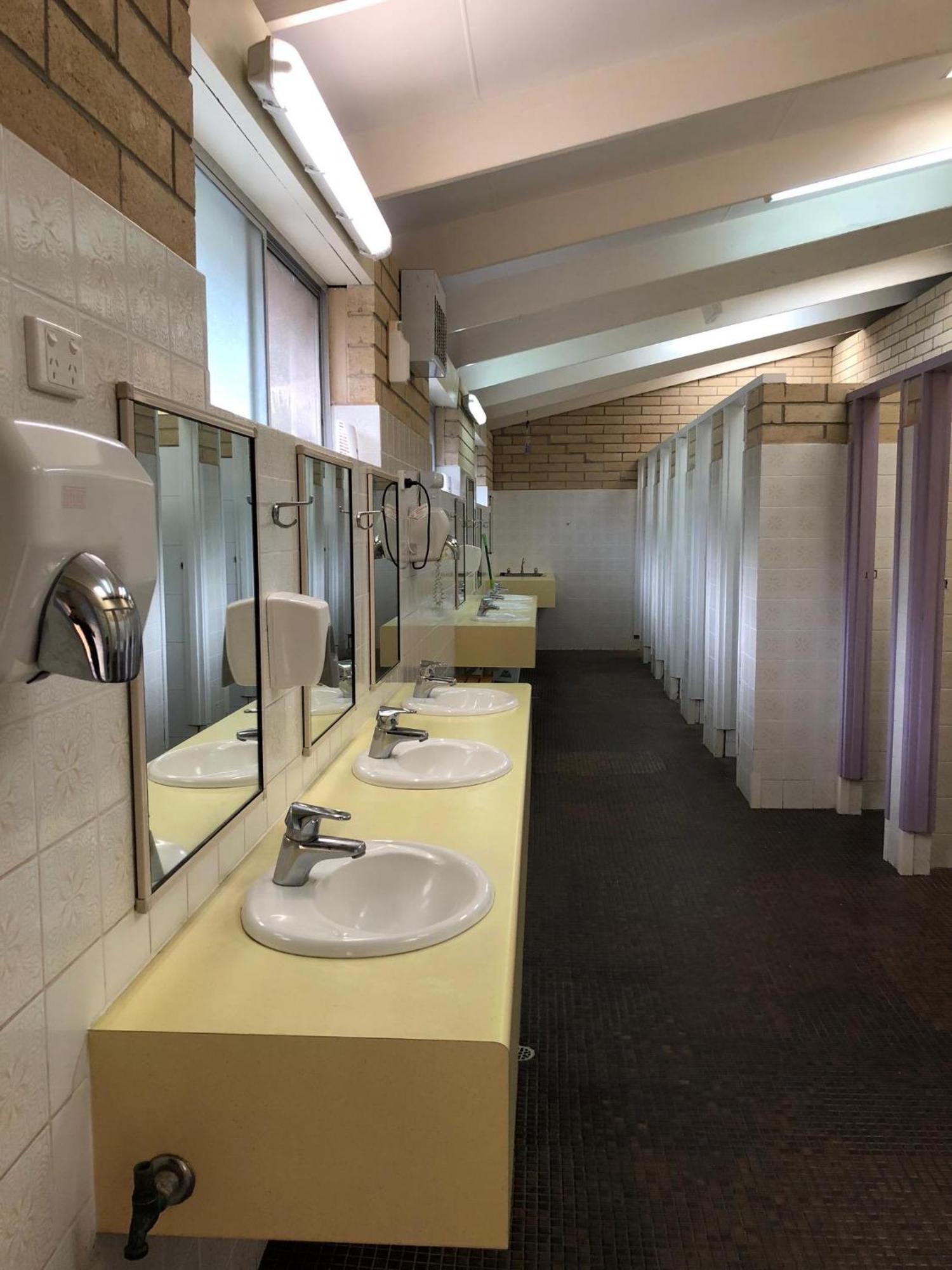 Lakeside Tourist Park Robe Room photo